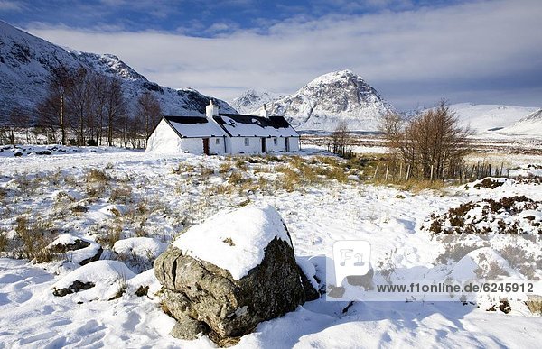 entfernt Felsbrocken Europa bedecken Großbritannien schwarz Highlands Moor Schottland Schnee