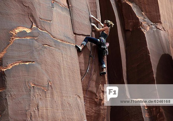Vereinigte Staaten von Amerika  USA  Felsbrocken  Steilküste  Wahrzeichen  Indianer  Nordamerika  Bach  Klettern  Zimmer  klettern  überhängen  Utah