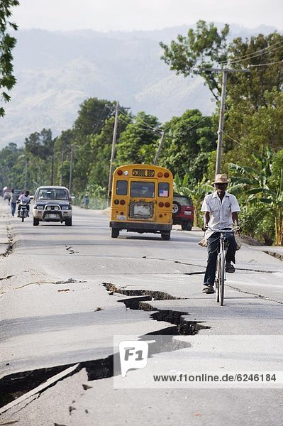 zwischen  inmitten  mitten  Hafen  Fernverkehrsstraße  Karibik  Westindische Inseln  Mittelamerika  Erdbeben  Haiti  Prinz