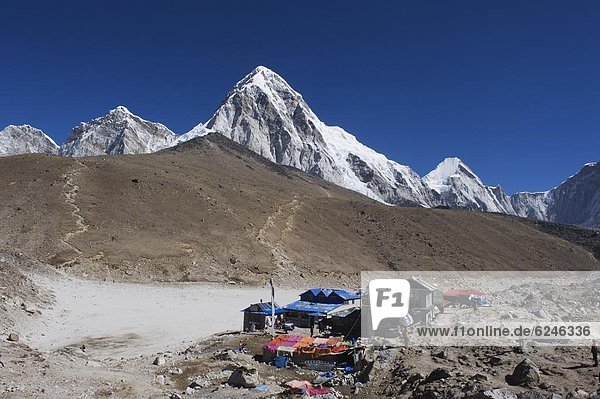 Gorak Shep lodges  Kala Pattar and Pumori  7165m  Solu Khumbu Everest Region  Sagarmatha 0tio0l Park  Himalayas  Nepal  Asia