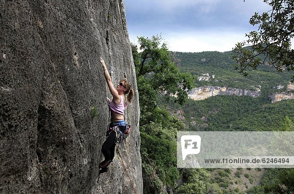 nahe  Mittelalter  Europa  Frau  Steilküste  Dorf  Katalonien  klettern  Kalkstein  Spanien