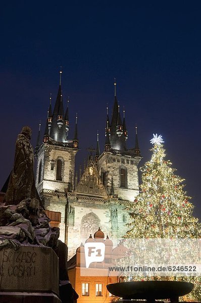 Prag  Hauptstadt  Europa  Nacht  Kirche  Statue  Weihnachtsbaum  Tannenbaum  Tschechische Republik  Tschechien  Altstadt  Gotik  Tyn