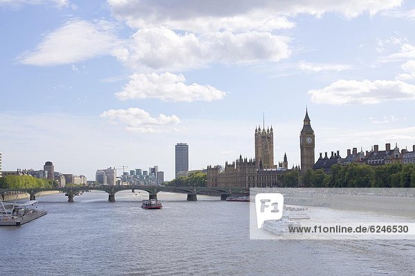 entfernt Europa Großbritannien London Hauptstadt Tourist Boot Fluss Themse Kreuzfahrtschiff England Houses of Parliament