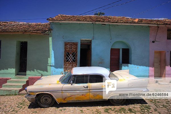 Kopfsteinpflaster Außenaufnahme Auto Gebäude Straße parken streichen streicht streichend anstreichen anstreichend Westindische Inseln Mittelamerika Helligkeit Trinidad und Tobago amerikanisch Kuba