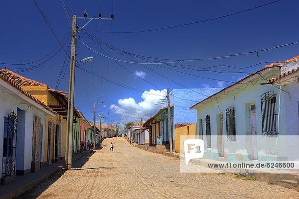 Kopfsteinpflaster Helligkeit Gebäude Straße streichen streicht streichend anstreichen anstreichend Westindische Inseln Mittelamerika Ansicht vorwärts Menschenreihe Trinidad und Tobago Kuba