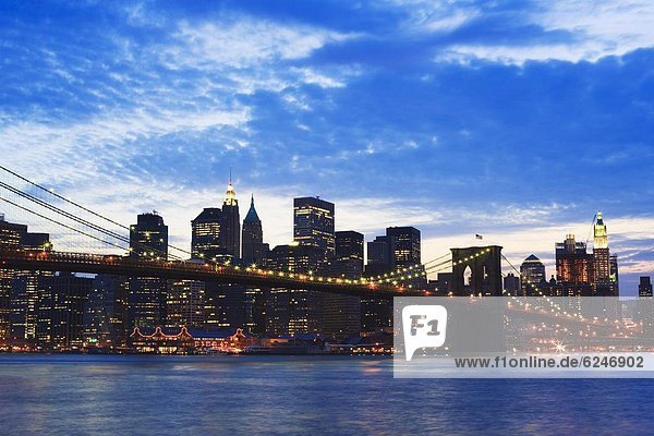 Vereinigte Staaten von Amerika  USA  Skyline  Skylines  spannen  New York City  Brücke  Nordamerika  Brooklyn  Abenddämmerung  East River  Manhattan