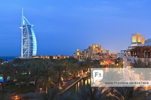 Burj Al Arab gesehen vom Madinat Jumeirah Hotel in der Abenddämmerung  Jumeirah Beach  Dubai  Vereinigte Arabische Emirate  Naher Osten