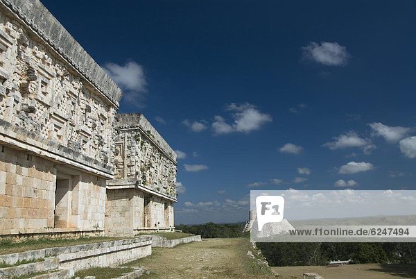 Wohnhaus Hintergrund Palast Schloß Schlösser Nordamerika Mexiko UNESCO-Welterbe links Uxmal Yucatan