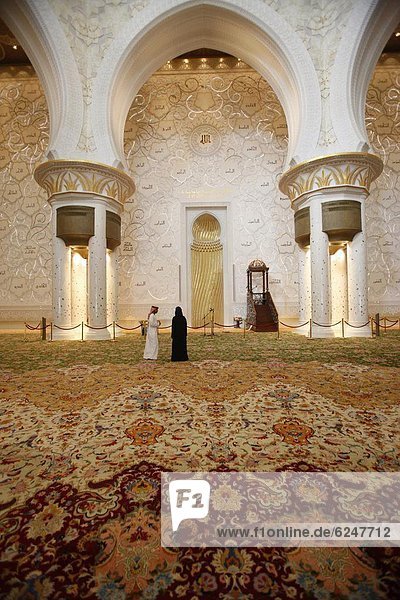 Abu Dhabi  Hauptstadt  Vereinigte Arabische Emirate  VAE  Halle  Teppichboden  Teppich  Teppiche  Naher Osten  Gebet  Sheikh Zayed Große Moschee  Webstoff