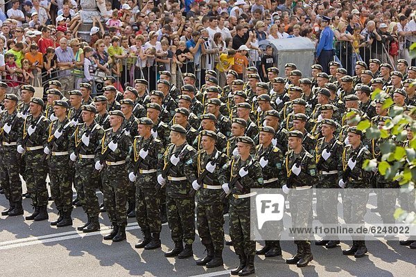 Kiew Hauptstadt Europa Tag Straße Quadrat Quadrate quadratisch quadratisches quadratischer vorwärts Unabhängigkeit Parade Ukraine