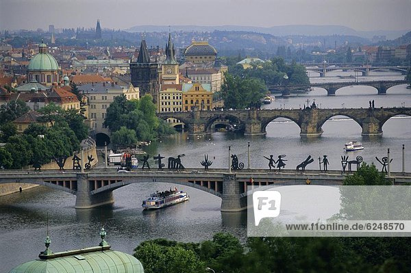 Prag Hauptstadt Europa Skulptur über Brücke Fluss Tschechische Republik Tschechien Moldau modern