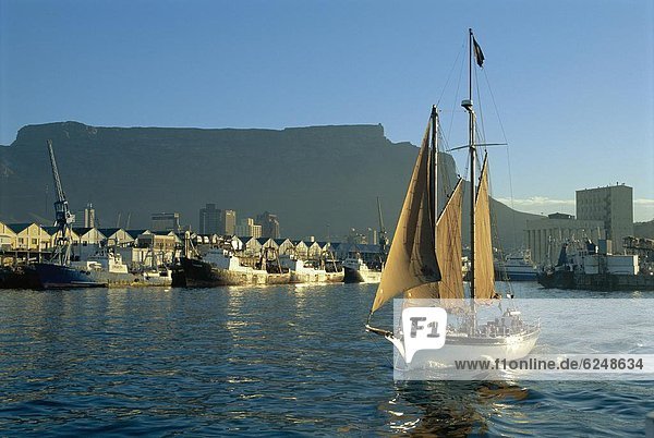 Südliches Afrika Südafrika klein Ufer Yacht Kreuzfahrtschiff Kapstadt Abenddämmerung verlassen