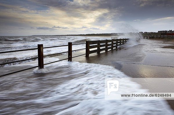 Europa  Ostküste  Großbritannien  Sturm  Meer  Kai  Nachmittag  Norfolk  England  November