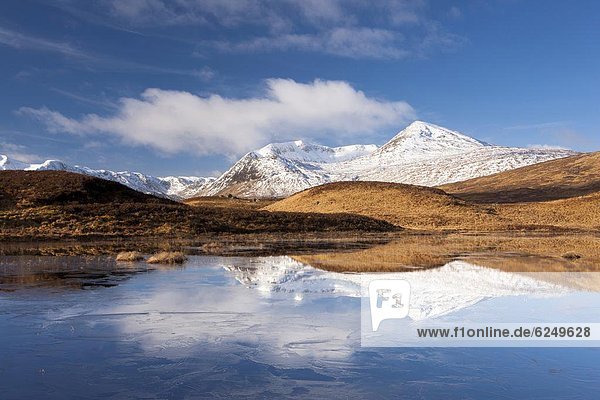 Europa  Schnee  bedecken  Tag  Großbritannien  Hügel  Spiegelung  schwarz  Highlands  Sonnenlicht  Berg  gefroren  Reflections  Schottland