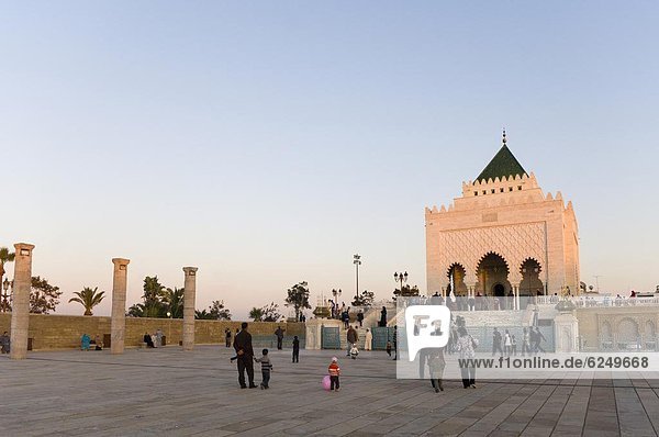 Nordafrika  Rabat  Hauptstadt  zwischen  inmitten  mitten  gehen  Säule  Gast  Afrika  Mausoleum  Marokko  Moschee  Rabat  unvollständig