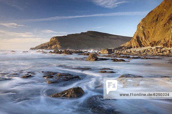 hoch  oben  Europa  Felsen  Strand  Großbritannien  Küste  Gezeiten  Fenstersims  Flut  Cornwall  England