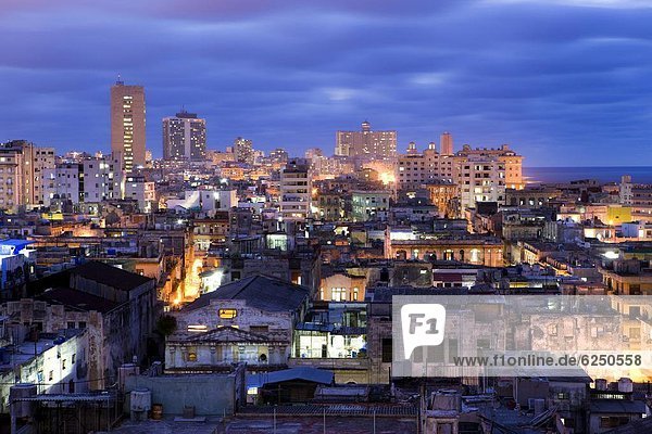 zeigen  Nacht  Kontrast  über  Gebäude  Hotel  Apartment  Westindische Inseln  Mittelamerika  Ansicht  Ruine  Hintergrundbild  Centro  Kuba  modern  alt  Sevilla