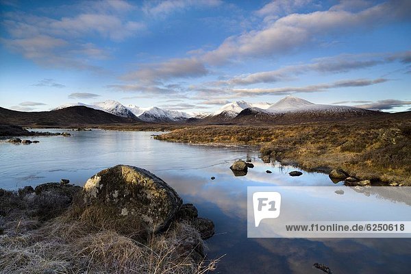 Europa Schnee Winter bedecken Wolke Ruhe Großbritannien Himmel über Hügel Spiegelung weiß schwarz blau Highlands Ansicht Berg flach See Stück 0 gefroren Schottland