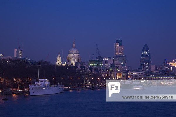 St. Paul s Cathedral und die Stadt von London Skyline in der Nacht  London  England  Großbritannien  Europa