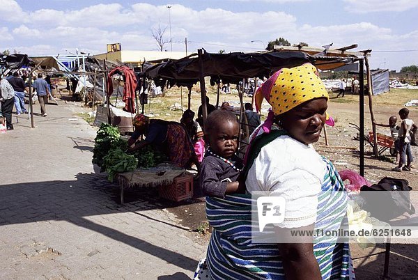 Südliches Afrika  Südafrika  Frau  tragen  klein  Afrika  Johannesburg  Soweto