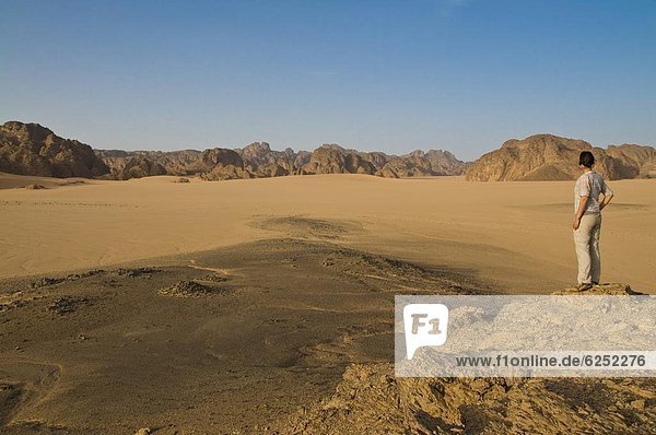 Nordafrika  Landschaftlich schön  landschaftlich reizvoll  Frau  Bewunderung  Wüste  Sahara  groß  großes  großer  große  großen  Afrika  Algerien