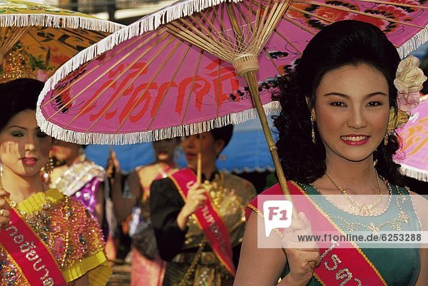Regenschirm  Schirm  halten  König - Monarchie  Südostasien  typisch  Asien  Queens  thailändisch  Thailand