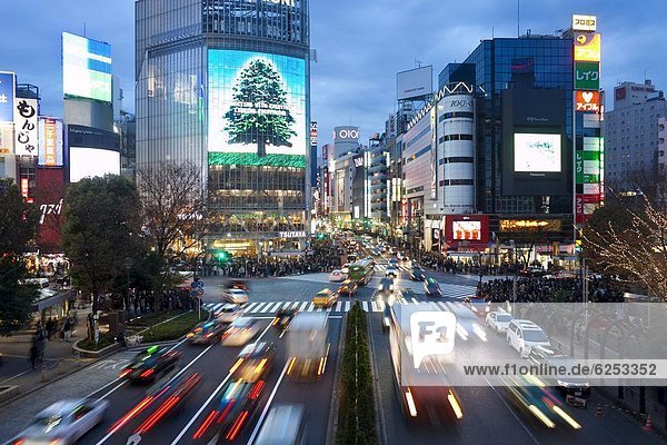 The famous Shibuya Crossing intersection at the centre of Shibuya's fashionable shopping and entertainment district  Shibuya  Tokyo  Japan  Asia