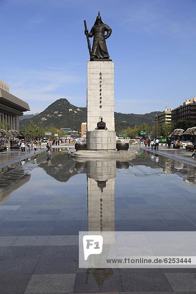 Admiral Yi Sun Sin Statue  Gwanghwamun Plaza  Gwanghwamun  Seoul  South Korea  Asia