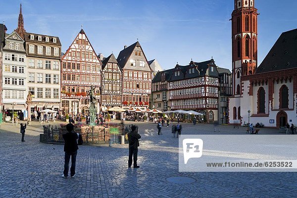 Europa  Gebäude  Quadrat  Quadrate  quadratisch  quadratisches  quadratischer  Statue  Frankfurt am Main  Deutschland  Hälfte  Hessen