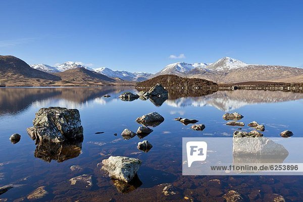 Europa Berg bedecken Großbritannien Argyll and Bute Highlands links rechts Schottland Schnee