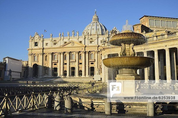 Petersdom  Piazza San Pietro (St. Peter's Square)  Vatikanstadt  Rom  Latium  Italien  Europa