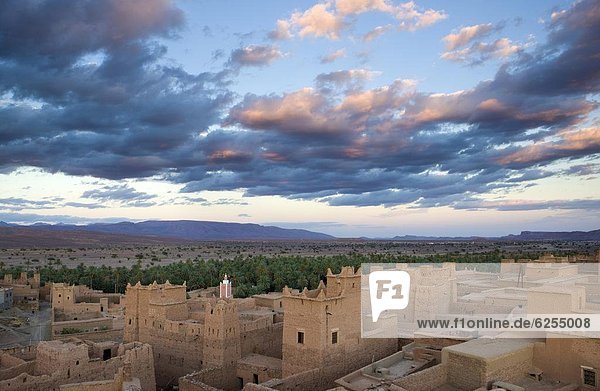 Nordafrika klar Berg über Gebäude Wüste Ansicht befestigen flach Afrika Marokko