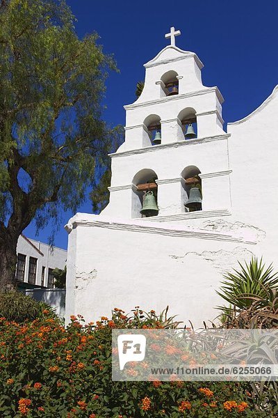 Vereinigte Staaten von Amerika  USA  Nordamerika  San Diego  Aufgabe  Puerta de Alcala  Basilika  Glocke  Kalifornien