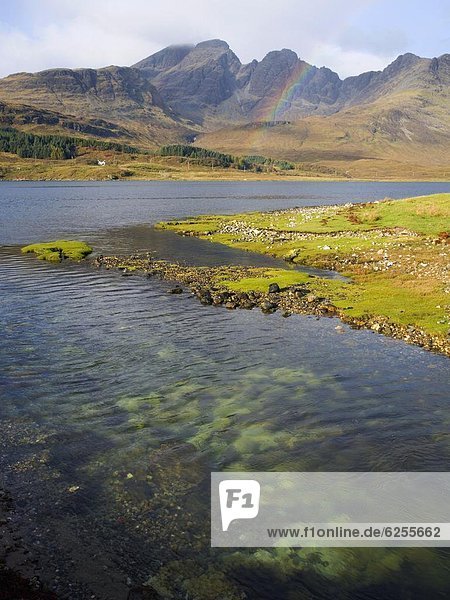 durchsichtig  transparent  transparente  transparentes  Wasser  Europa  Großbritannien  über  Hügel  Highlands  Ansicht  See  Isle of Skye  Regenbogen  Schottland