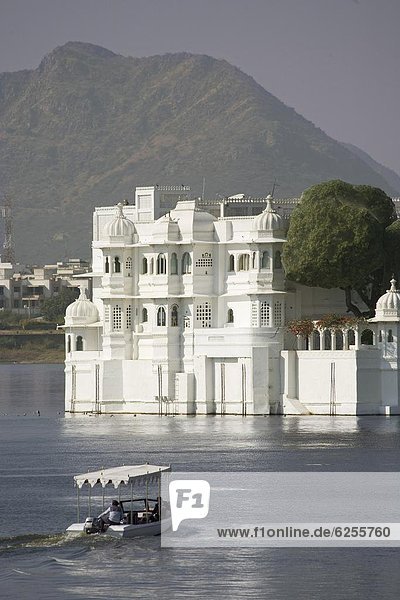 Lake Palace and Lake Pichola  Udaipur  Rajasthan  India  Asia