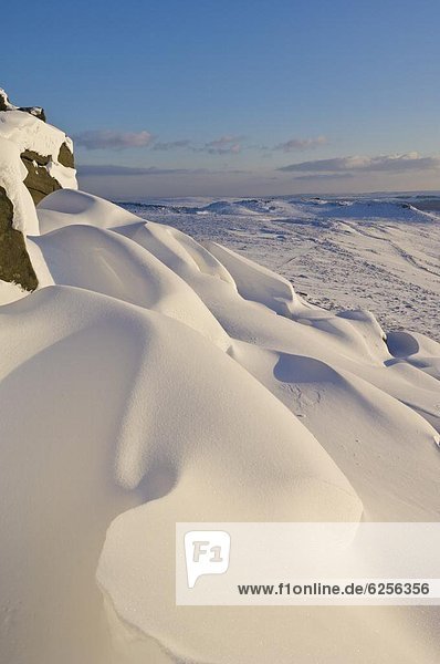 Snow drifts and snow covered moorland at Sta0ge Edge  Peak District 0tio0l Park  Derbyshire  England  United Kingdom  Europe