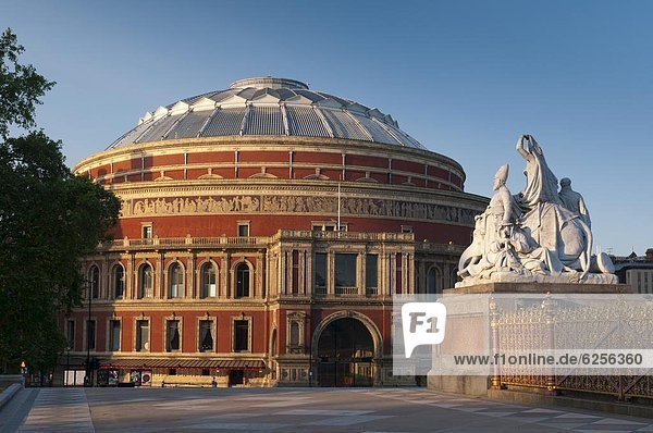 Royal Albert Hall und Eckstatue des Albert Memorial  Kensington  London  England  Großbritannien  Europa