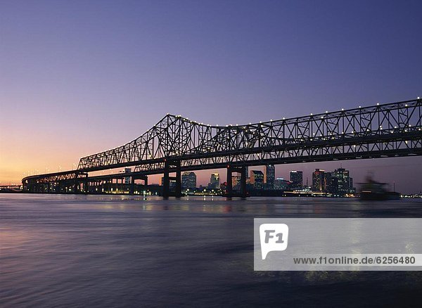 Abend Großstadt Brücke Fluss Nordamerika Louisiana Mississippi New Orleans