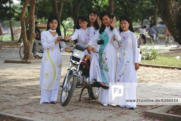 Hanoi  Hauptstadt  Tag  Tradition  Kleidung  Mädchen  Hochschule  Südostasien  Vietnam  Asien  Schulabschluß