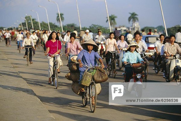 Morgen  Fahrradfahrer  Hektik  Druck  hektisch  Brücke  Südostasien  Vietnam  Asien  Stunde
