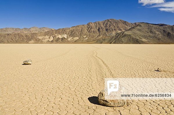 Vereinigte Staaten von Amerika  USA  Felsbrocken  rutschen  Bett  See  Nordamerika  Tartanbahn  Death Valley Nationalpark  Kalifornien  getrocknet