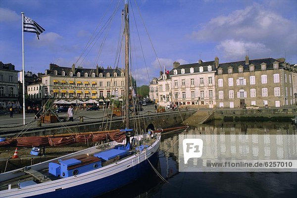 Port area  town of Vannes  Golfe du Morbihan (Gulf of Morbihan)  Brittany  France  Europe