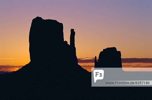 Silhouette  Sonnenaufgang  Fäustling  Nordamerika  Monument Valley  Utah