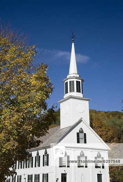 Vereinigte Staaten von Amerika  USA  weiß  Kirche  Herbst  Nordamerika  umgeben  Neuengland  Laub  Vermont