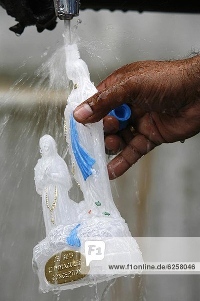Wasser  Frankreich  Europa  Heiligkeit  Lourdes  Schrein