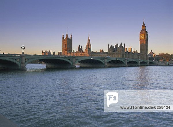 Häuser des Parlaments (Palast von Westminster)  UNESCO-Weltkulturerbe  Westminster-Brücke und Themse  London  England  Großbritannien  Europa