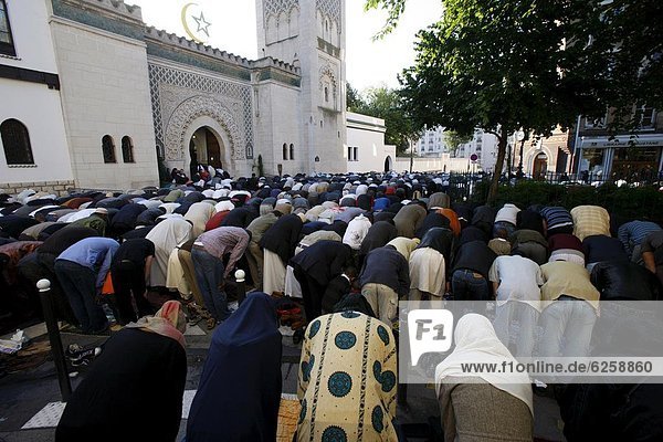 Muslims praying outside the Paris Great Mosque on Aid El-Fitr festival  Paris  France  Europe