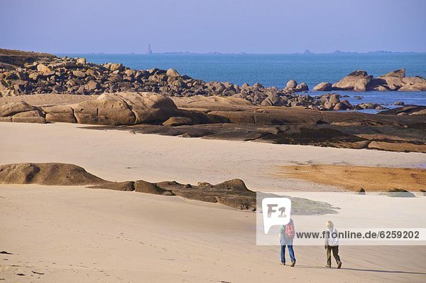 Felsbrocken Mensch zwei Personen Menschen gehen Strand Küste pink 2 vorwärts Granit