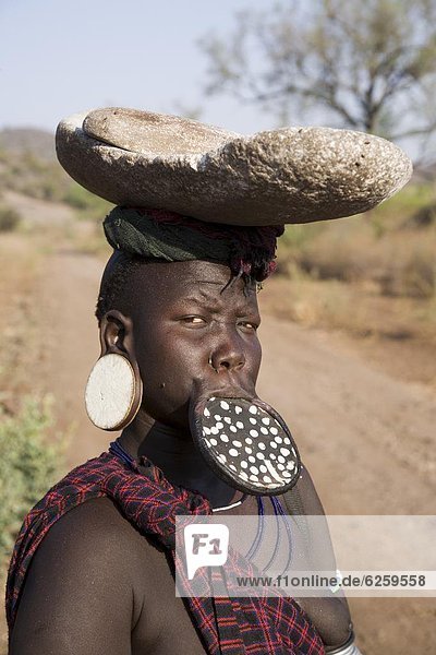 Portrait  Frau  Teller  Afrika  Lehm  Äthiopien mund