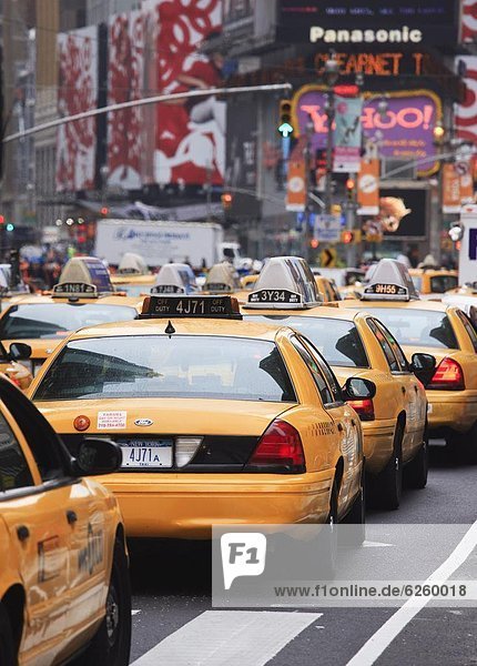 Vereinigte Staaten von Amerika  USA  New York City  Quadrat  Quadrate  quadratisch  quadratisches  quadratischer  Zeit  Nordamerika  Taxi  Manhattan  Straßenverkehr